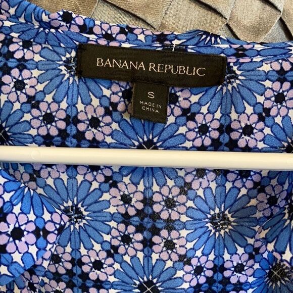 3/$20 Banana Republic Sleeveless Top w/ ruffles - Picture 6 of 7